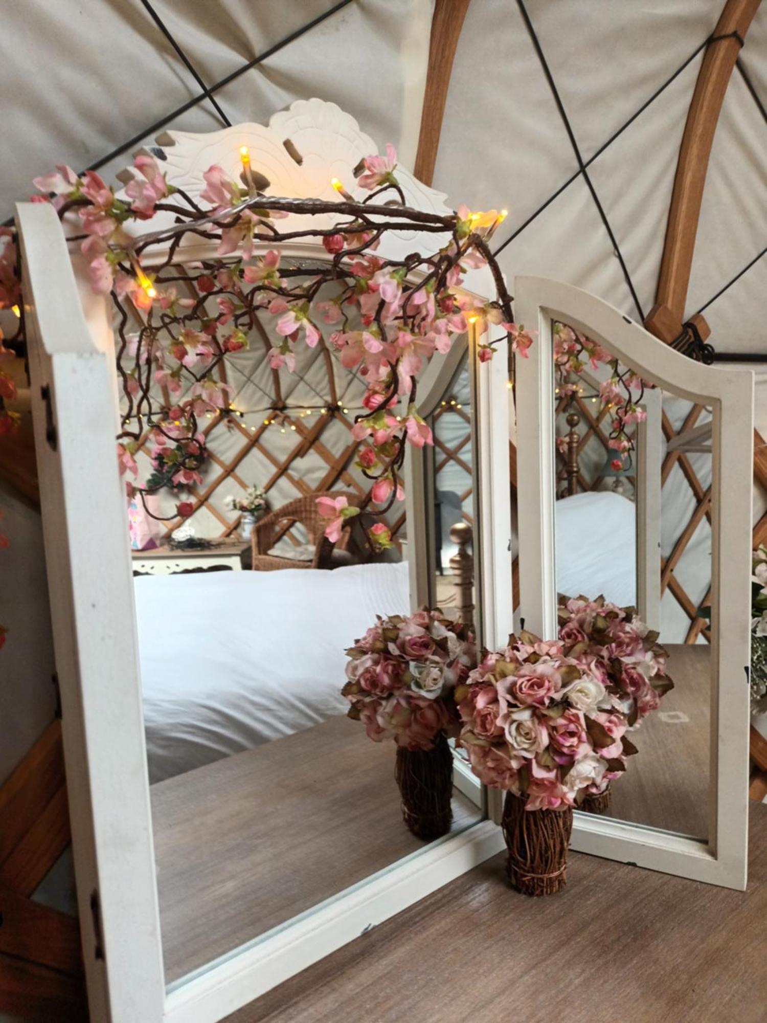 Gingerbread Cottage Yurts Dereham Exterior foto