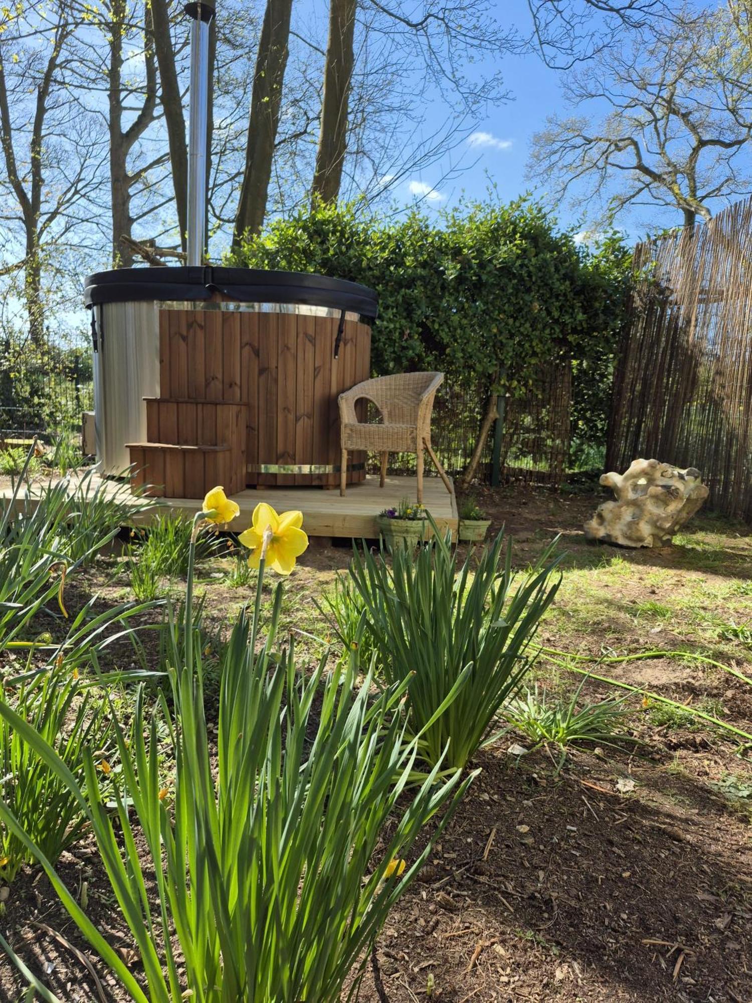 Gingerbread Cottage Yurts Dereham Exterior foto