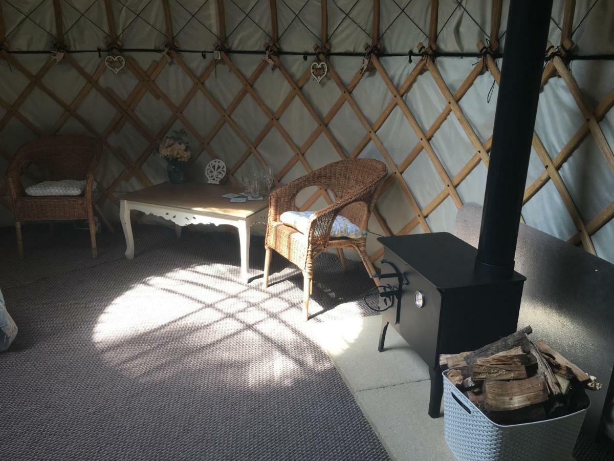 Gingerbread Cottage Yurts Dereham Exterior foto
